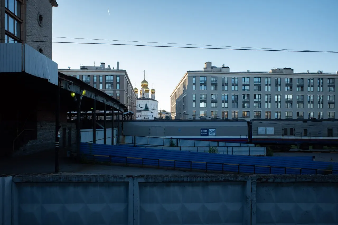 Коротко о главном: в Петербурге ввели лимит на продажу бензина, городской суд признал «Альянс гетеросексуалов и ЛГБТ за равноправие» экстремистским, в Фонтанном доме открыли отреставрированную лестницу Анны Ахматовой и другие новости дня.