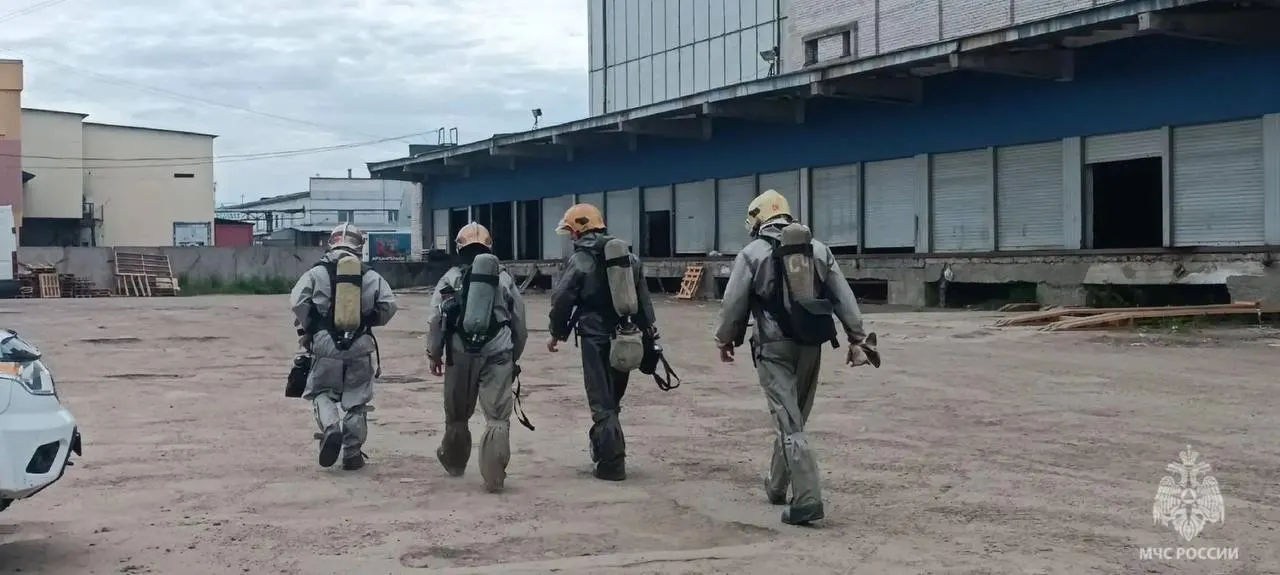 В производственном помещении на Окружном шоссе произошла разгерметизация трубопровода с аммиаком; угрозы для жителей нет, пострадавших нет.