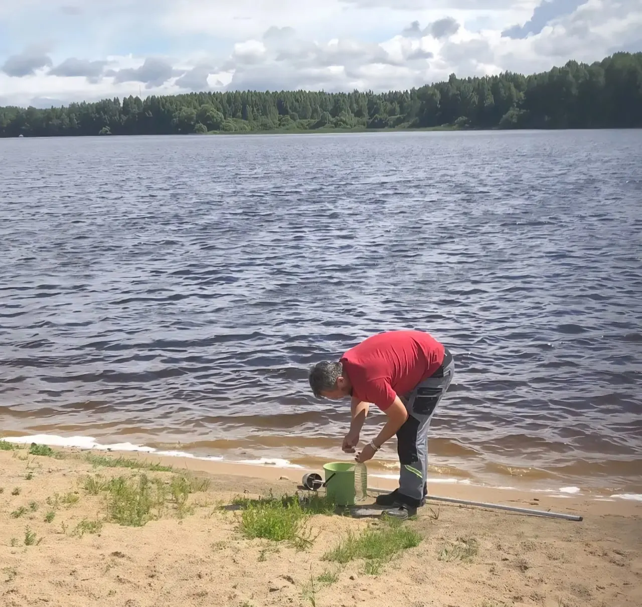 Специалисты взяли образцы воды в нескольких точках округа. Предварительно осадки называют сажей; окончательные выводы дадут по результатам анализов.