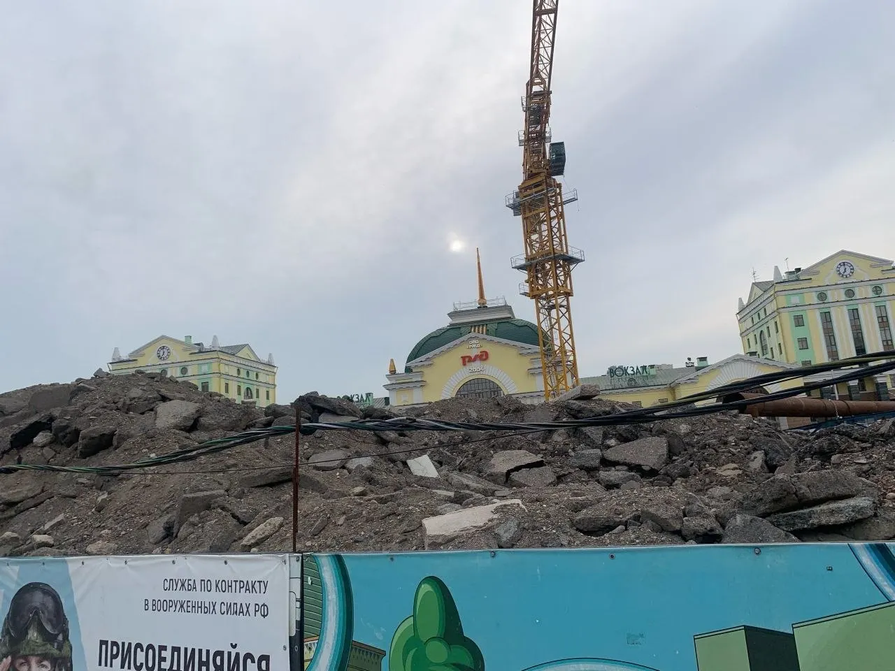 Активисты зафиксировали свалки сыпучих материалов и строительных отходов на площадке будущей станции «Вокзальная» в центре города; материалы переданы в прокуратуру с требованием организовать пылеподавление и вывоз мусора.