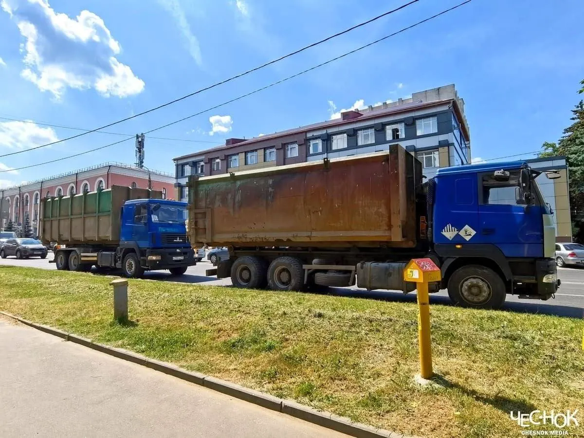 Частная сортировочная станция заявляет, что Марьинский полигон сократил время приёма машин, из‑за чего накопился мусор. Гружёные мусоровозы подъехали к региональному министерству — после переговоров полигон принял накопленные отходы.
