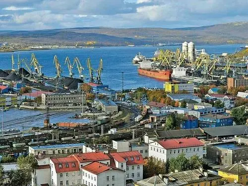 За пять месяцев 2026 года объём перевалки угля в Мурманском морском торговом порту упал на 30% год к году до 3,62 млн тонн — снижение влияет и на экологическую нагрузку в городе.