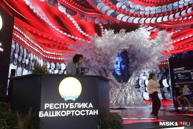 На Петербургском экономическом форуме подписано соглашение с Полиметалл о разработке Новопетровского месторождения. Проект предполагает строительство подземного рудника и инфраструктуры, инвестиции в регион и обязательства по социальной поддержке до 2038 года.