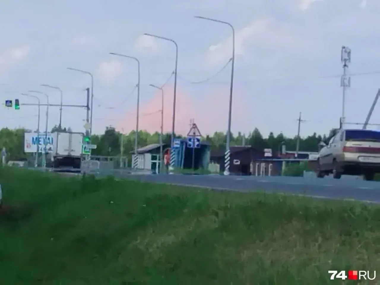 Жители города сообщили о розовом тумане над районом ЧМЗ. Челябинский металлургический комбинат утверждает, что работает в штатном режиме, Министерство экологии комментариев не дало.