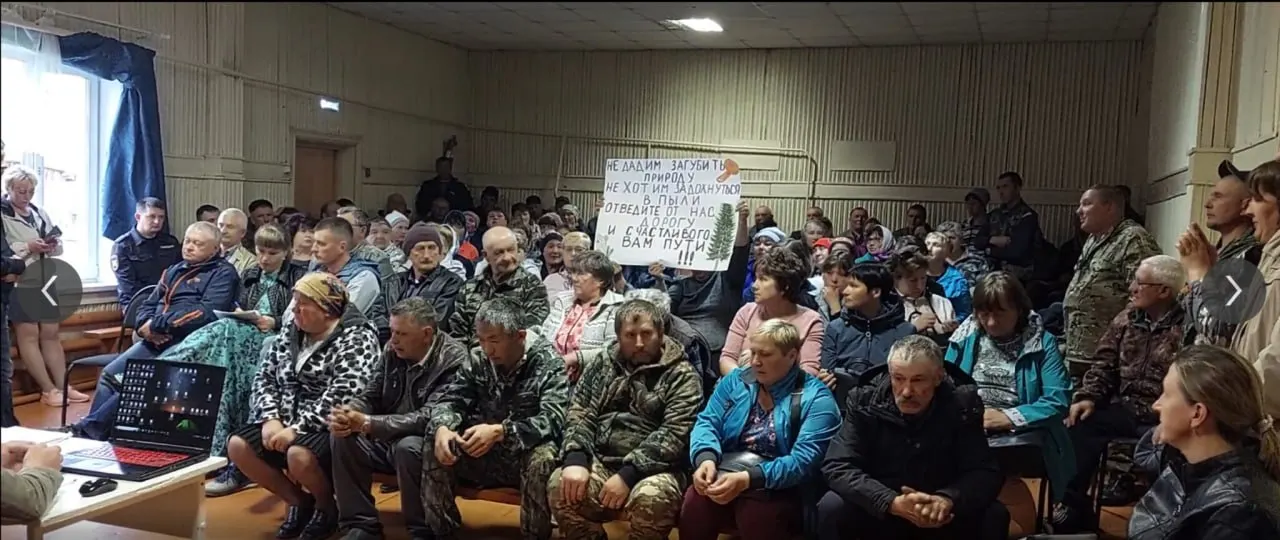 Суд отменил запрет на дорогу «Зашулан — Гершелун», против которой выступали экологи и местные жители. Они опасаются разрушения поймы реки Чикой и утраты редких видов растений.