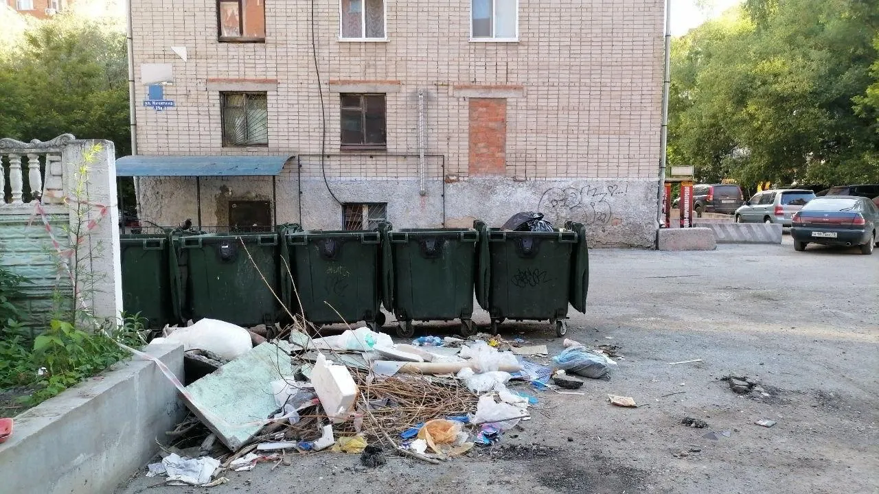 За неделю россияне оставили 10,1 тыс. жалоб на вывоз отходов; более трети обращений пришлись на семь регионов, включая Томскую и Новосибирскую области. Минприроды проводит аудит и готовит законопроект о переносе ответственности за контейнерные площадки на регоператоров.