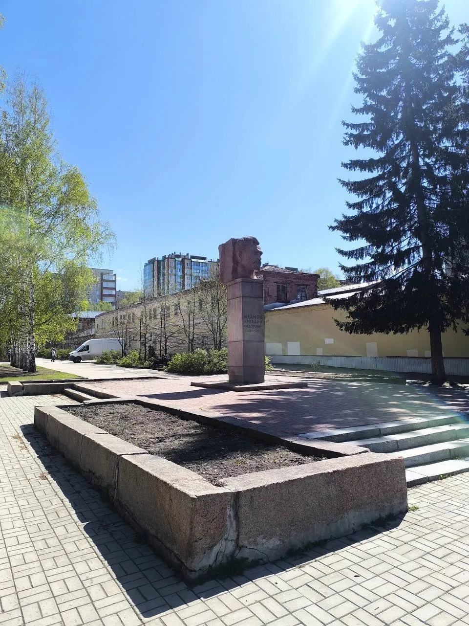Новый цветник обустроят возле памятника Аркадию Иванову рядом со школой №32 на проспекте Ленина. Работы стартуют 25 июня, к участию приглашают жителей и школьников.