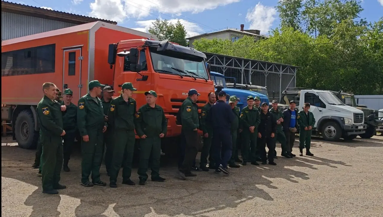 Группа из 50 сотрудников авиаотделений Забайкальского края вылетела в Красноярский край, где действует режим ЧС и зафиксировано более 120 лесных пожаров. Десантники будут помогать в труднодоступных районах.