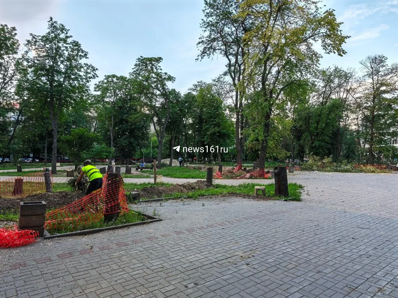 После снятия ограждений в парке Строителей посетители увидели множество спиленных деревьев. Официальных объяснений пока нет, жители выражают обеспокоенность и возмущение.