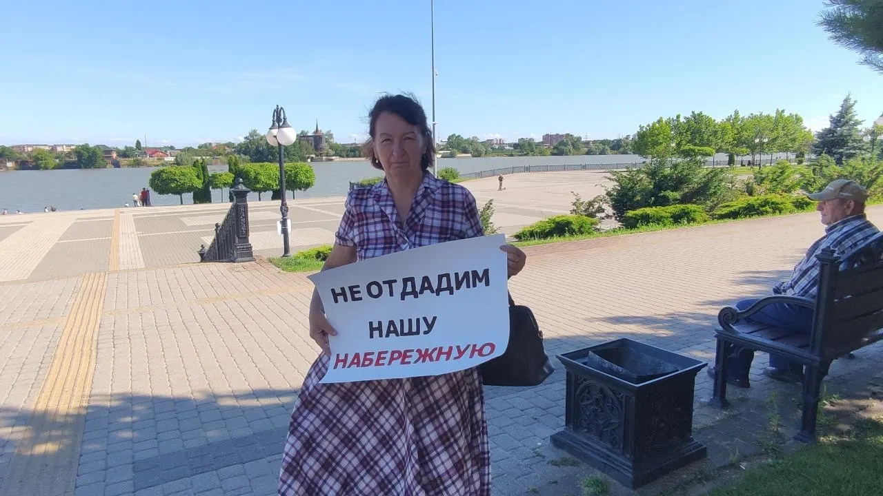 Жительница Юбилейного микрорайона вышла в одиночный пикет против строительства храмового комплекса на набережной: жители опасаются утраты зелёных зон и дефицита социальной инфраструктуры.