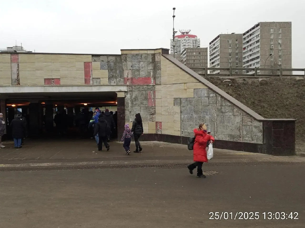 В районе Вешняки вырубили около 10 гектаров Кусковского лесопарка и проложили трассу поверх Люберцкого коллектора. Местные опасаются разрушения коллектора и жалуются на превышение шума при невозможности установить экраны.