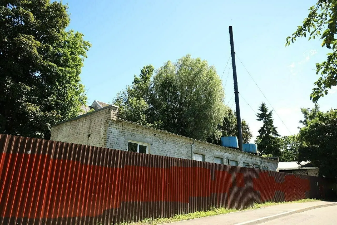 Оператор теплосети планирует построить блочно‑модульную газовую котельную рядом с домом №51А — на работы выделено почти 50 млн рублей, срок выполнения — полгода. Обновление должно обеспечить бесперебойное тепло и сократить выбросы.