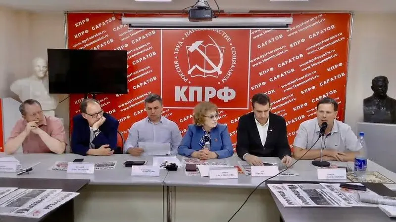 Депутат сообщил, что из‑за открытой канализации и расположения домов в овраге стоки регулярно заливают улицу 2‑я Комсомольская; проблему ощущают более 10 лет, запах сохраняется даже после спада уровня воды.