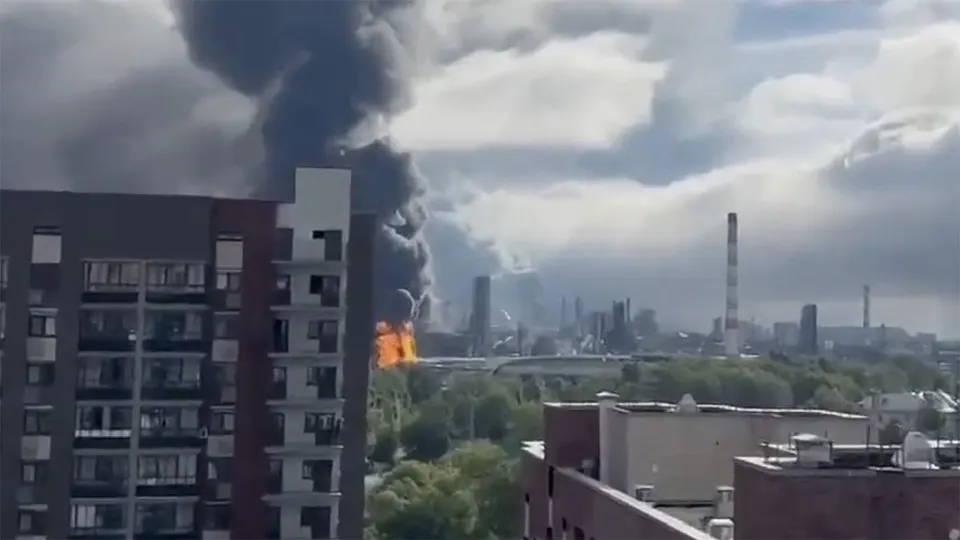 Мониторинг показал, что концентрации загрязняющих веществ в воздухе Москвы в пределах нормы, но жители Подмосковья сообщают о чёрных осадках и запахе гари после утренней атаки беспилотников на нефтеперерабатывающий завод в Капотне.