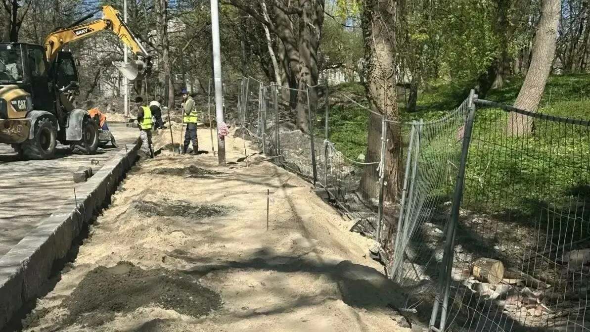 В апреле 2026 года министерство природных ресурсов выявило нарушение режима охраны регионального памятника природы «Парк областной станции юных натуралистов»: при ремонте улицы Галицкого строительная техника частично разрушила бутовый фундамент и повредила зелёные насаждения. Виновное должностное лицо оштрафовано.