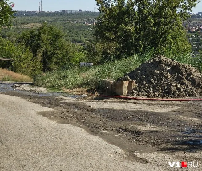 Утром 30 июля жители частного сектора Ворошиловского района заметили пахучую жидкость, текущую по дороге к СНТ «Дружба». Исток — ярко‑оранжевая труба внутри дачного массива; причины сброса выясняют.
