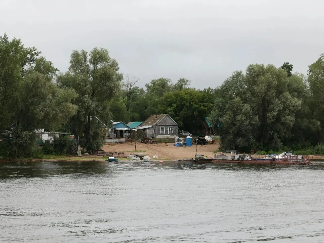 На островах Волги обнаружили 22 турбазы без договоров на вывоз отходов. АО «Экология» поручено заключить соглашения, наладить графики вывоза и скорректировать схему контейнерных площадок; сезон уборки продлён на весь период навигации.