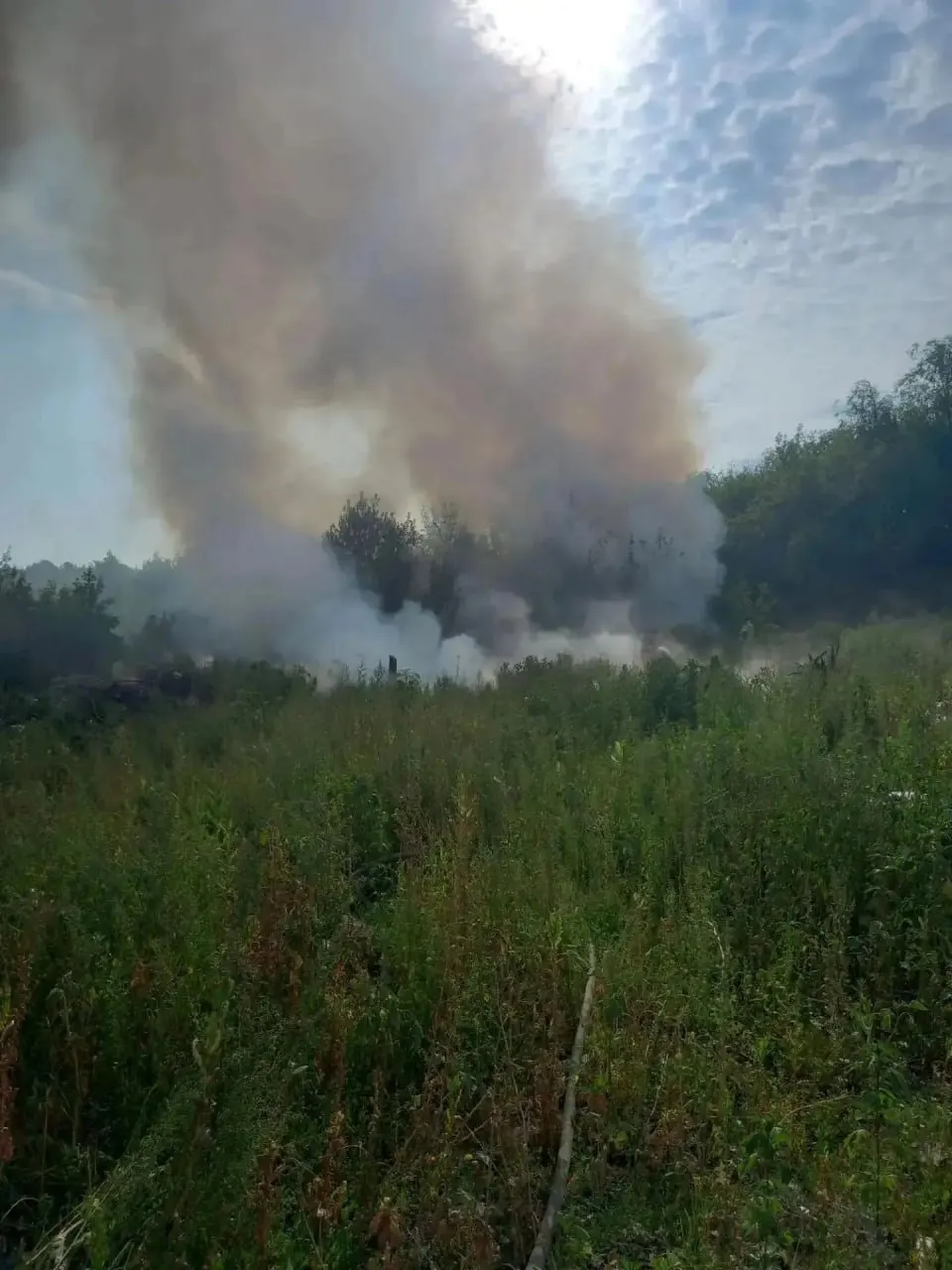 В Волжском районе ликвидируют возгорание на несанкционированной свалке площадью до 300 квадратных метров — пожарные проводят проливку и рекультивацию грунта, власти заявляют, что ситуация контролируется.