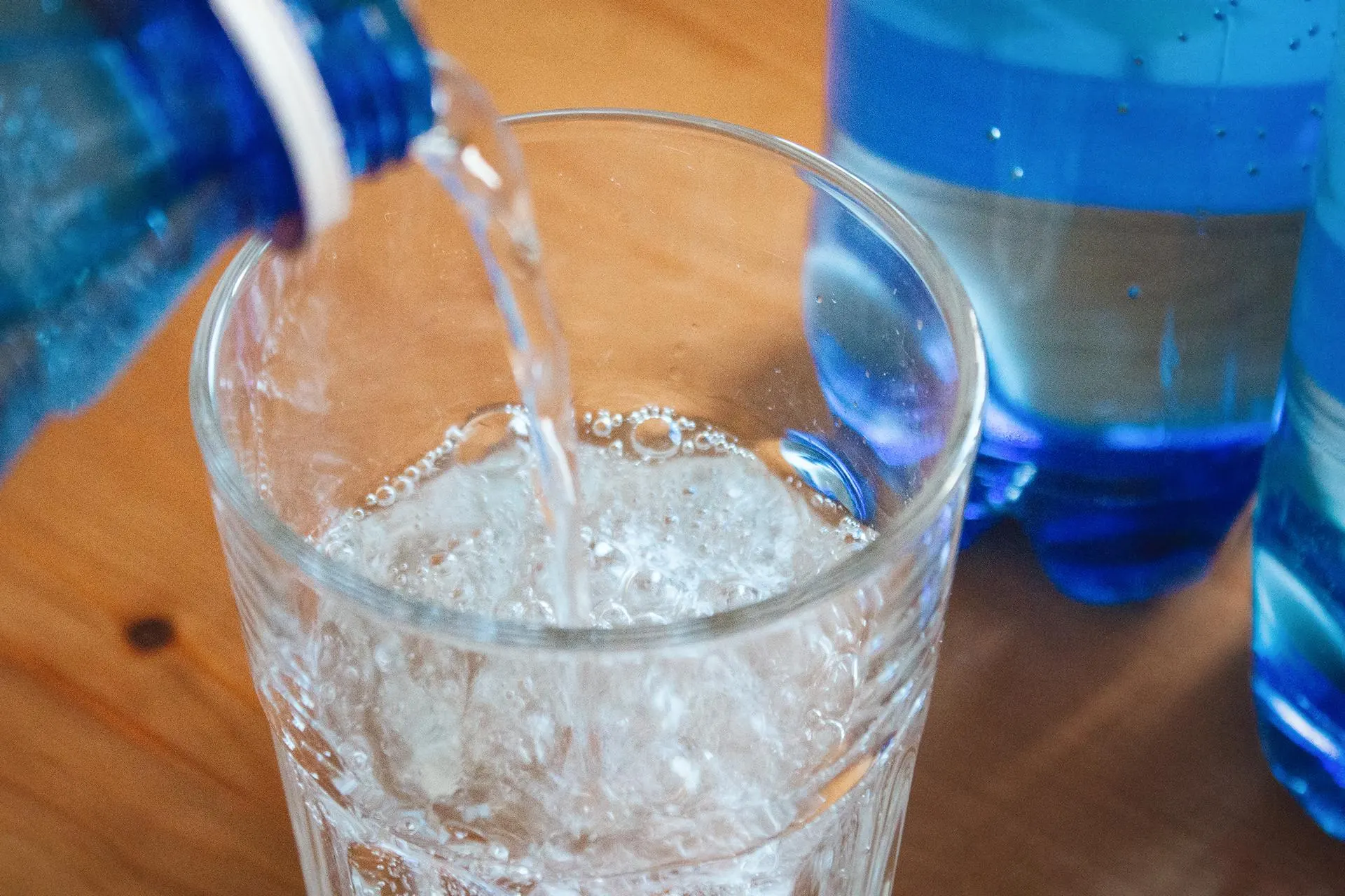 Роспотребнадзор запретил употреблять водопроводную воду после многократного превышения аммиака и других веществ. Жителям организуют подвоз воды, приостановлена работа детсадов и предприятий общепита, возбуждено уголовное дело.