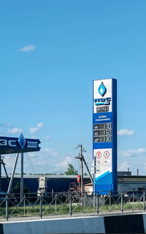 Дефицит топлива охватил города Сибири: части АЗС приостанавливают продажу, в некоторых местах литр АИ‑95 стоит до 130–170 руб., образуются многокилометровые очереди. Разрешение на оборот бензина «Евро‑3» и сокращение наплыва туристов стали сопутствующими эффектами кризиса.