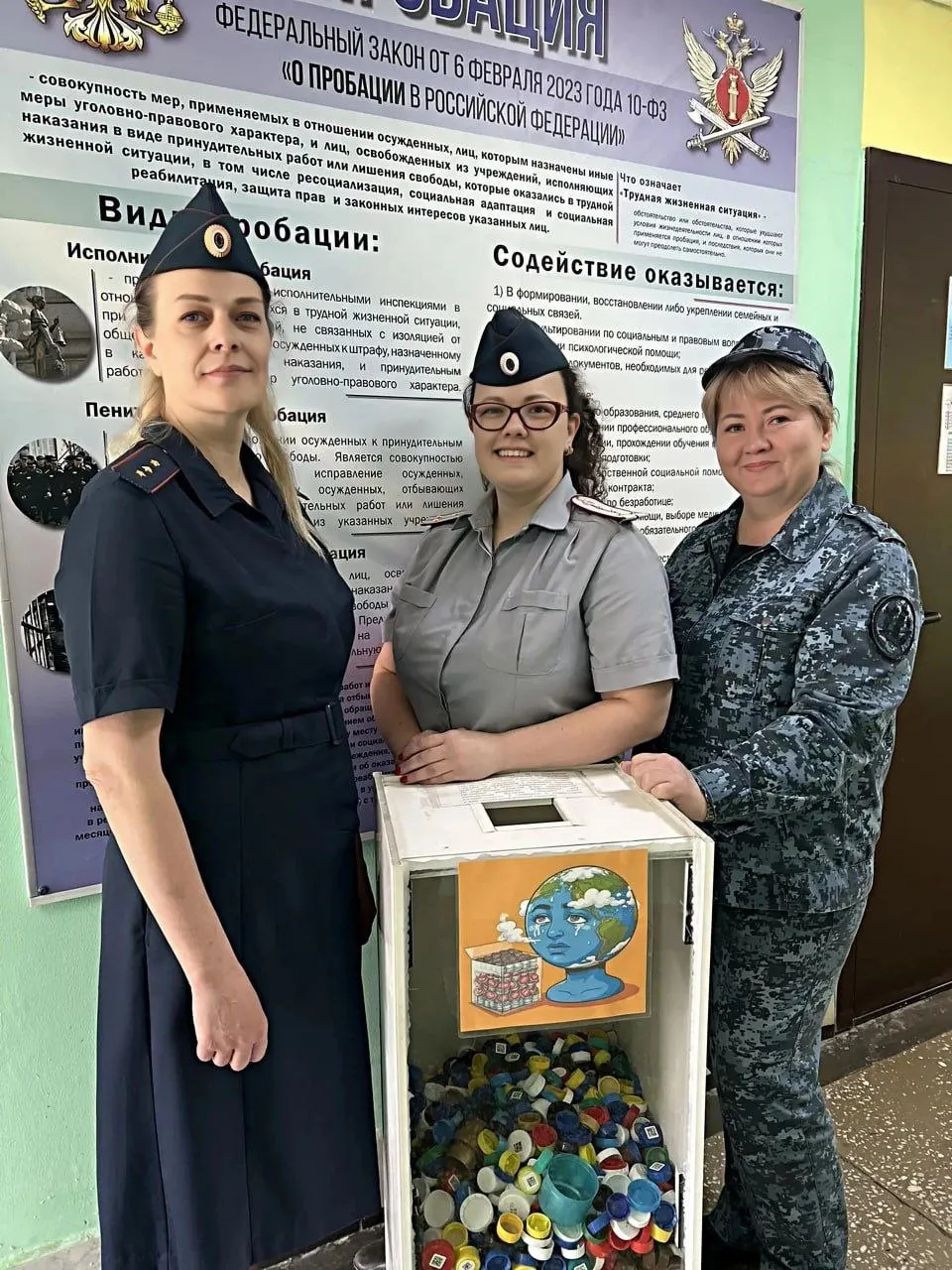Сотрудники ИК‑31 вместе с семьями и заключёнными собрали 30 кг пластиковых крышек, вырученными средствами купили ткань для пошива маскировочных костюмов «Леший», которые отправят на фронт.