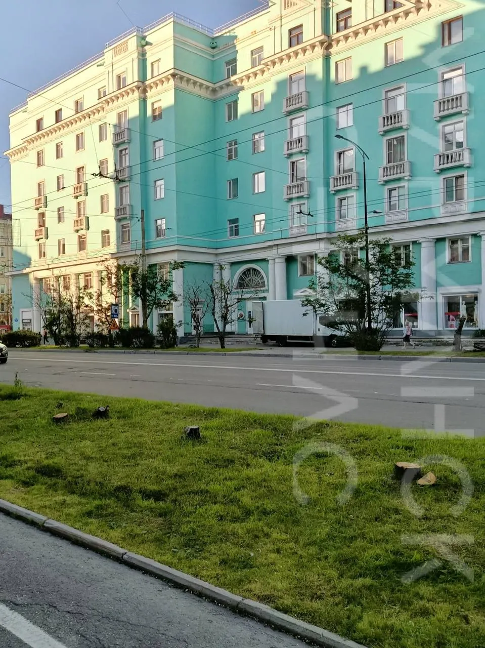 В центре Мурманска начали вырубать сухие и безжизненные деревья: вместо зелёных насаждений остались пни и сучья, что меняет облик центральных улиц.
