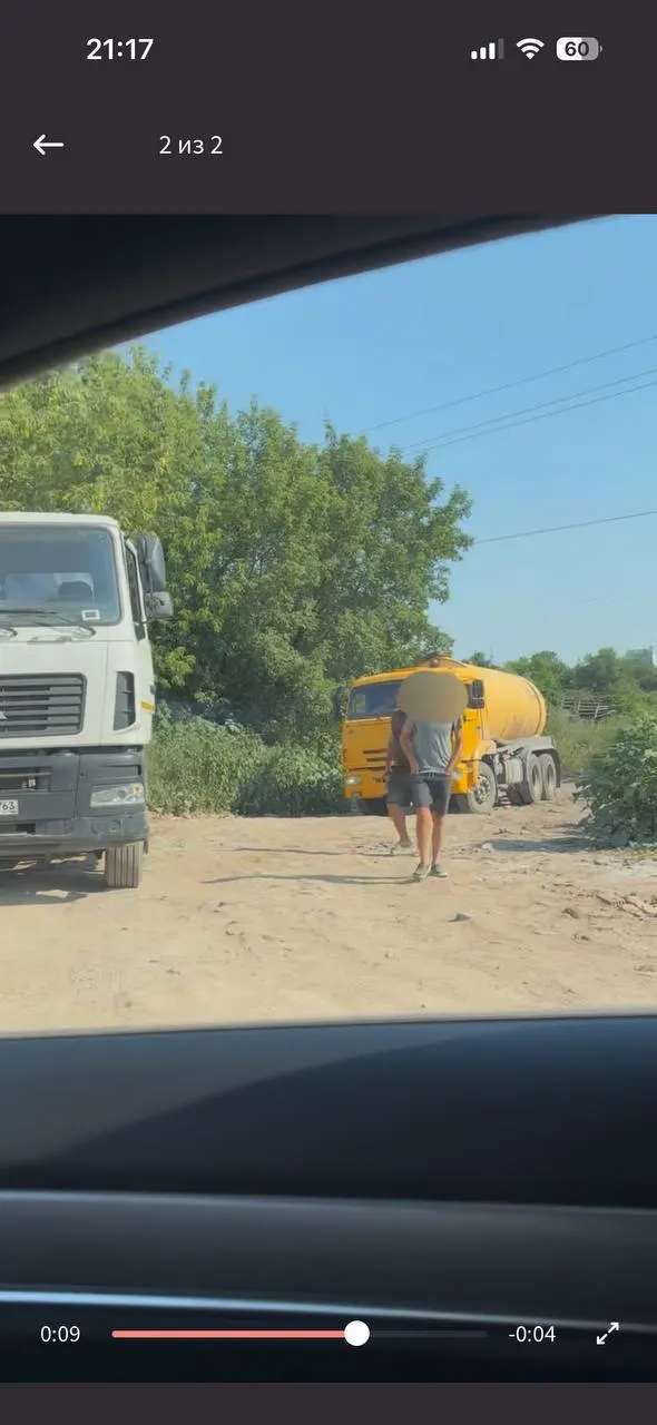 Соседи жалуются на постоянный неприятный запах и выбросы у гаражного кооператива рядом с ЖК «Амград». По их словам, обращения в администрацию не дали результата.