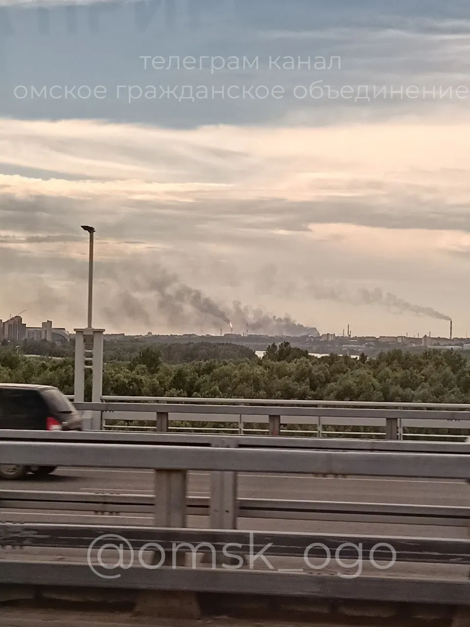На Омском НПЗ произошёл пожар. На снимках видны несколько очагов открытого огня и большой дымный шлейф. Информация о пострадавших и причинах возгорания уточняется.