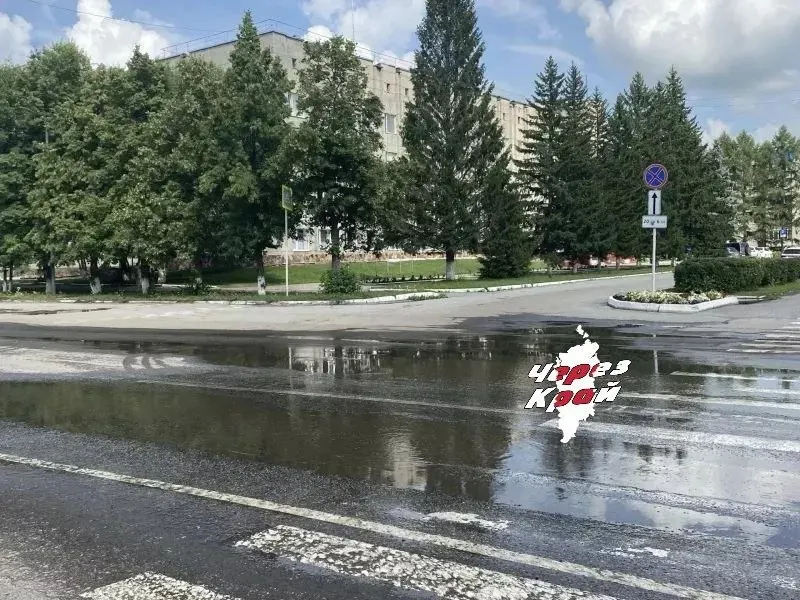 Во второй за лето разлив сточных вод всплыл в центре Назарово: зловонные лужи появились на улицах и под окнами администрации, власти ограничиваются откачкой и закрытием окон.
