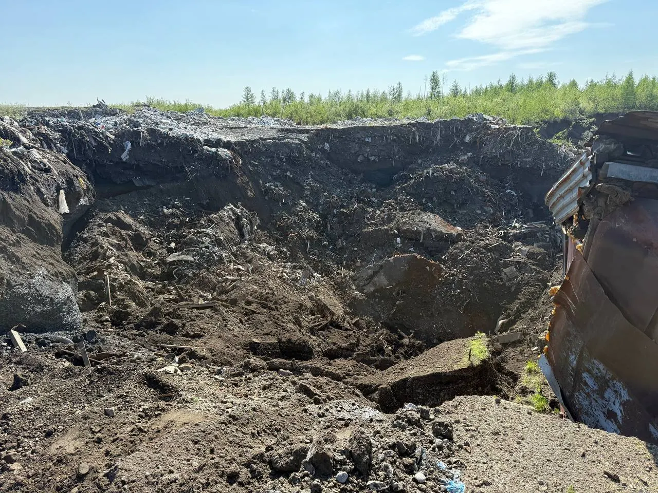 Провал грунта произошёл 28 июня 2025 года — под землёй оказался вагончик со 59‑летней сторожей, которую так и не нашли. Общественные активисты утверждают о попытках скрыть масштабы трагедии; власти указывают на сочетание природных и техногенных факторов.