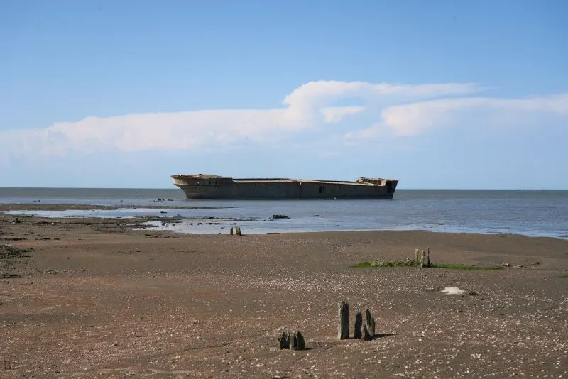 Уровень Каспийского моря опустился до исторического минимума: за 30 лет площадь сократилась на 24 000 км², на берегах живут около 15 млн человек. Экологи и местные жители по-разному объясняют причины обмеления; прогнозы предрекают потерю значительной части поверхности к концу века.
