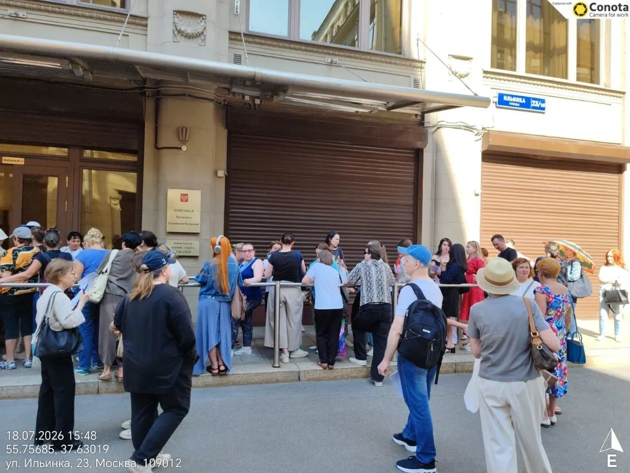 Около двухсот человек пришли в приемную президента с совместным письмом в защиту особо охраняемых природных территорий и бездомных животных, требуя учёта жизни людей и природы при принятии решений.
