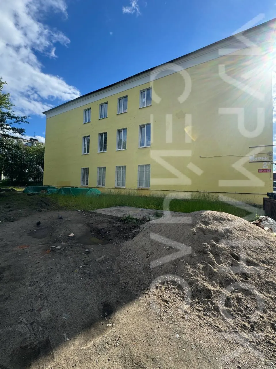 Возле торгового центра рядом с театром кукол в Мурманске спиливают 8–10-метровые деревья — местные жители узнали о планах по установке гостевых домиков только постфактум, официальных разъяснений нет.