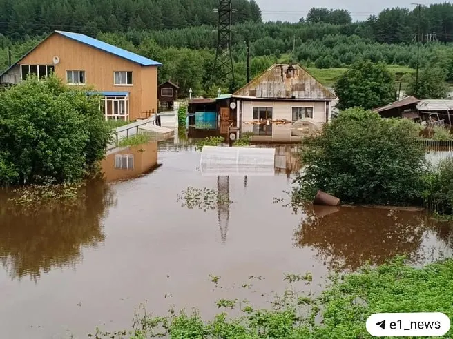 После мощных дождей вода вышла из берегов и затопила дворы в селе Аятское: жители боятся прорыва дамбы и массового затопления.