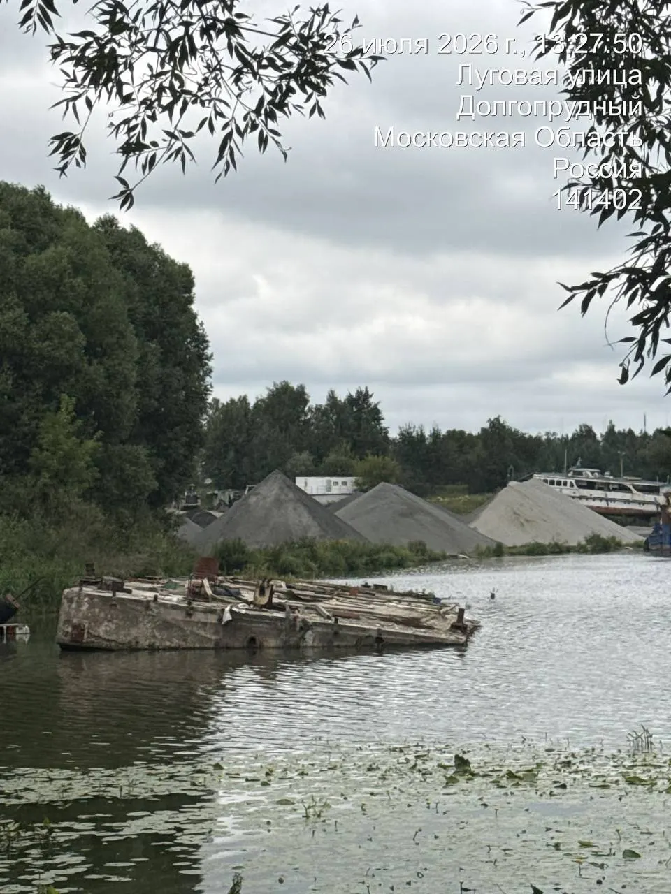 На Клязьминском водохранилище баржа с материалами для строящегося цементного завода выгрузила груз прямо на необорудованный берег; у местных — претензии по экологии и незаконности работ.
