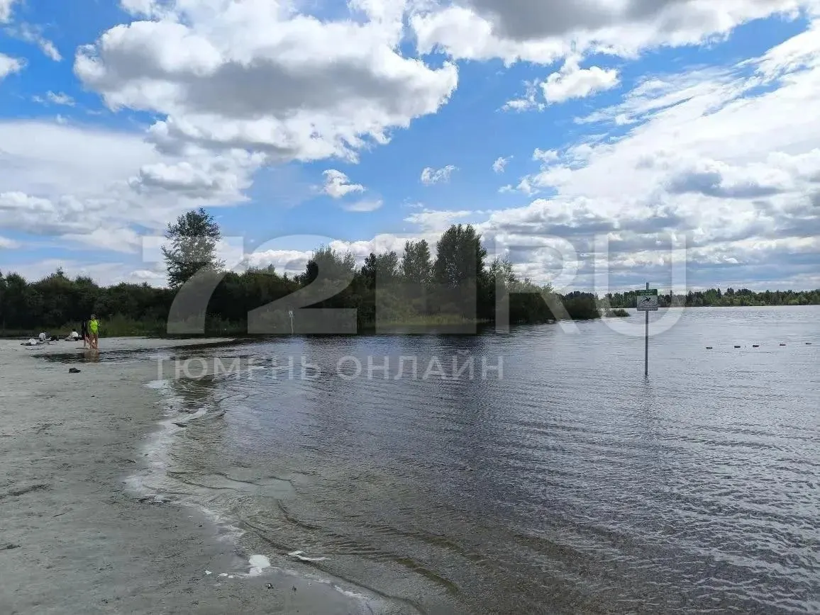 Поднятие уровня воды в регионе залило пляж: вода затопила хозяйственные постройки, туалет и велопарковку, оставив для отдыха лишь небольшую сухую полосу.