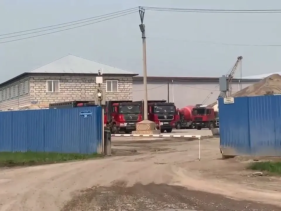 Общественники выяснили, что с предприятия выливают жидкие остатки бетона за ограду. Отходы попадают в почву и в речку Черёмушку, впадающую в Енисей. Материалы переданы в прокуратуру.