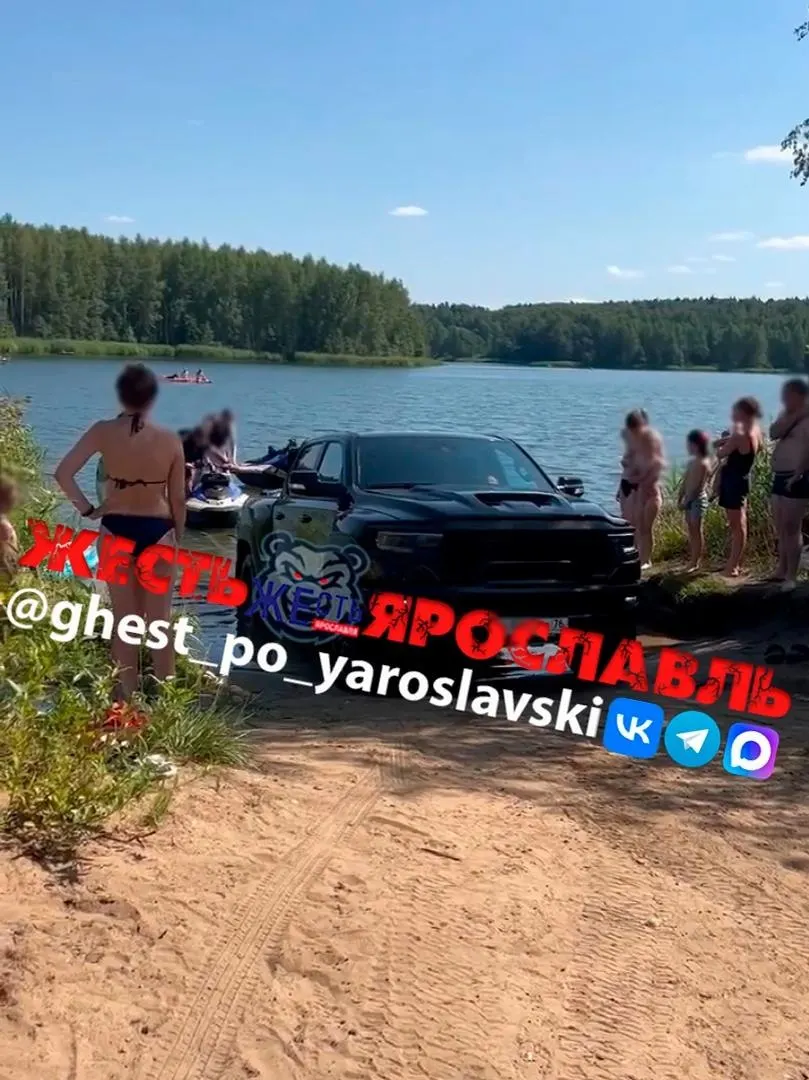 На Климовских карьерах в Ярославле автомобиль въехал в водоём, чтобы выгрузить гидроциклы; очевидцы возмутились, региональное Министерство природопользования выясняет личность нарушителя.