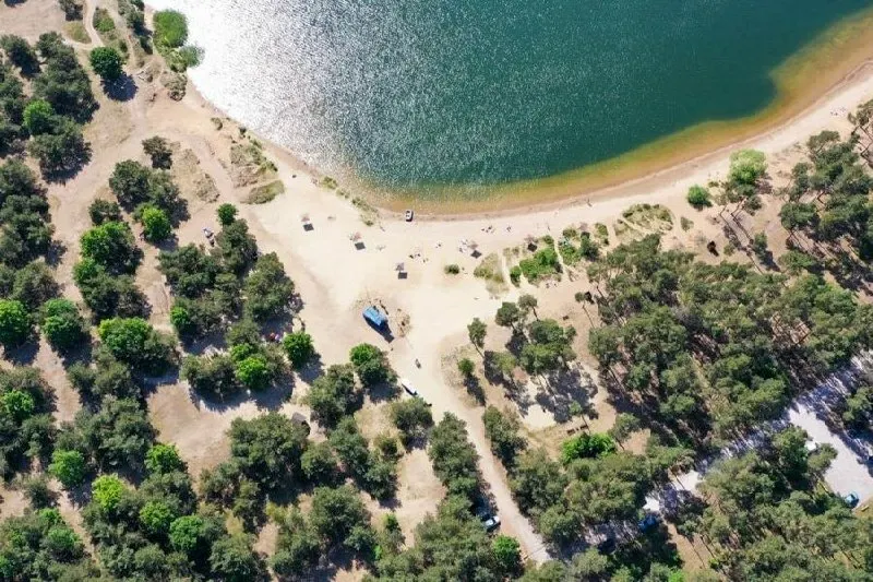 Купание в карьере «Мечта» временно запрещено: в пробах воды обнаружены превышения по микробиологическим показателям.