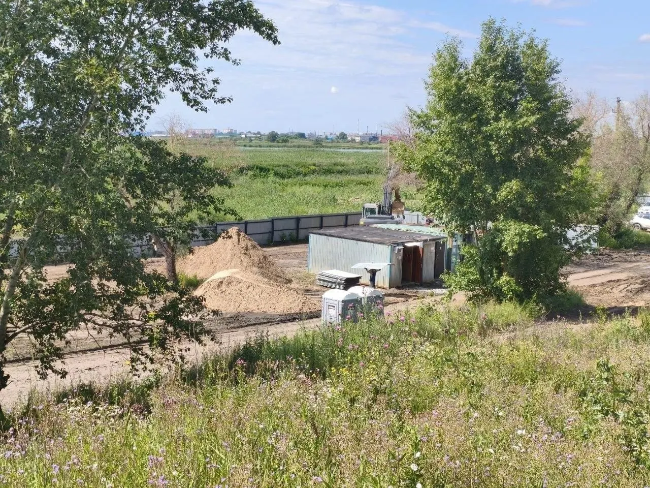 В городе начат проект реконструкции очистных сооружений: снос устаревших объектов предусмотрен проектом и будет сопровождаться строительством новых, сообщили в компании-операторе.