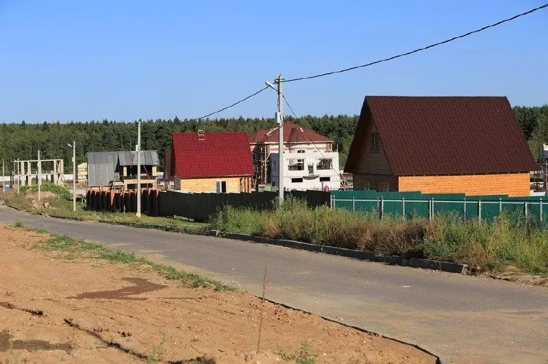 Около 11 коттеджных посёлков в Пушкинском районе попали в новую санитарную зону водохранилища — власти требуют признать постройки незаконными. Идут судебные разбирательства, окончательное решение ещё не принято.
