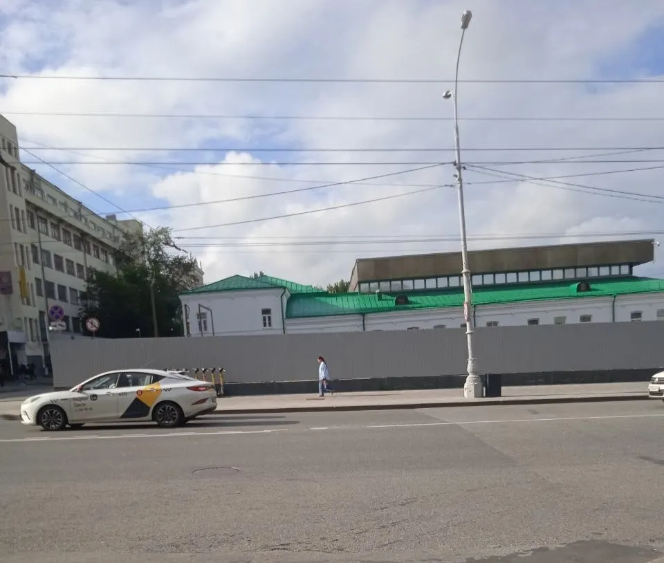 В историческом сквере рядом с музеем и памятниками федерального значения срубили деревья. Местные активисты опасаются, что зелёную зону не восстановят после ремонтных работ.