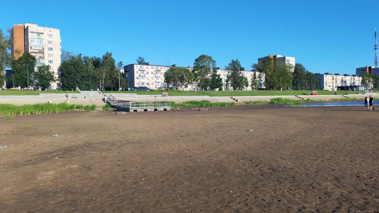 Уровень воды в Волхове снизился настолько, что на набережной Торговой стороны появилось оголённое дно — по сути новый пляж. Жители отмечают изменения в привычной картине реки.