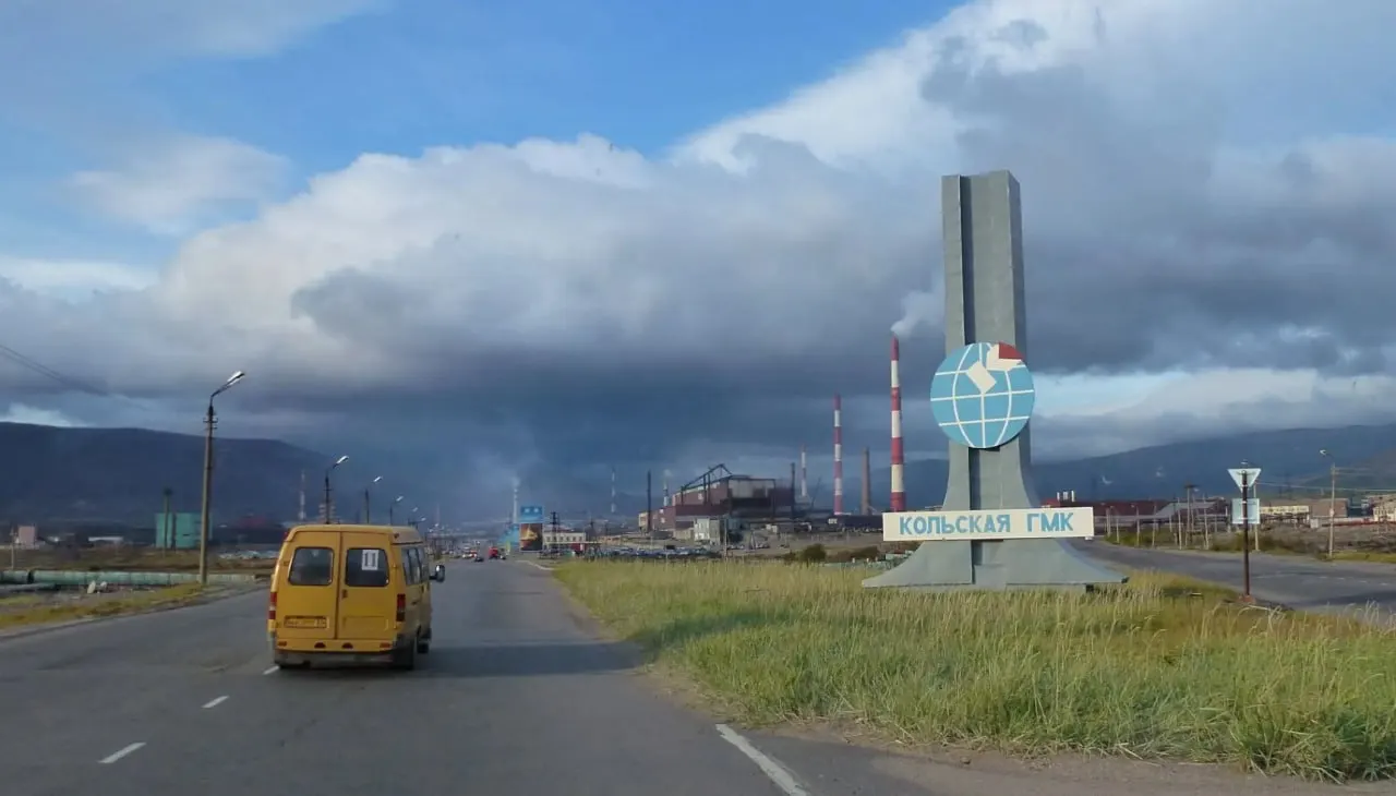 Перевод основных мощностей по переработке палладия в Мончегорск и плановое закрытие медного завода в Норильске вызывают беспокойство из‑за возможного роста выбросов; компания обещает модернизацию и современные очистные системы.