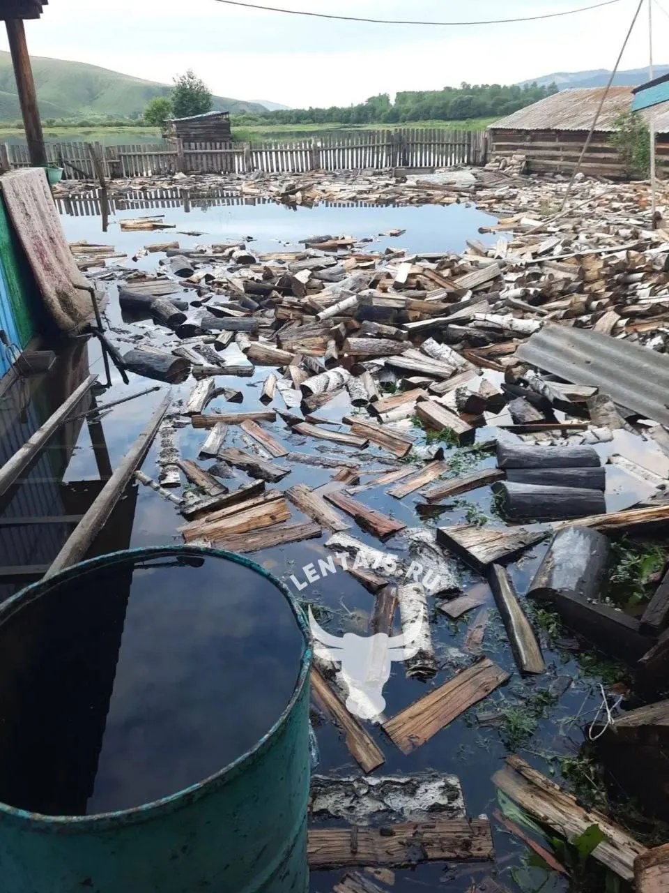 Сильные дожди в Забайкальском крае вызвали подъем уровня воды: в реке Нерча зафиксированы семь метров (близко к историческому максимуму), подтоплены дома и приусадебные участки. В регионе объявлены экстренные предупреждения, власти готовят помощь соседним территориям.