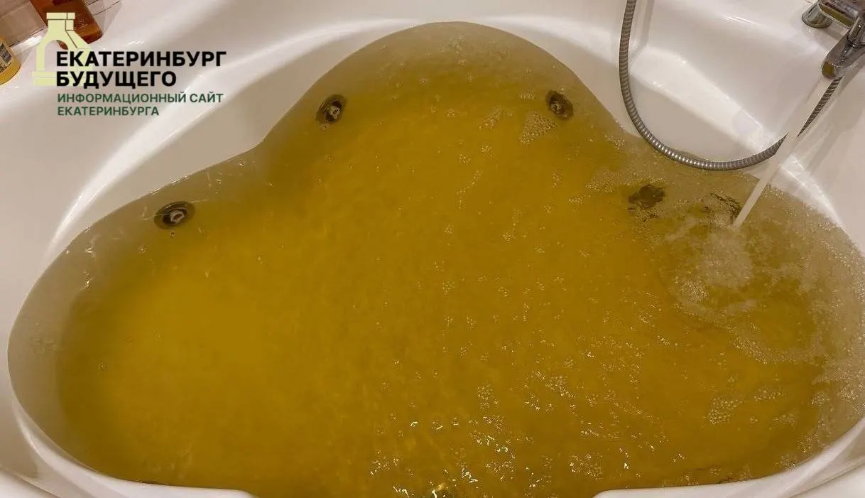 Власти рассматривают включение каскада насосных станций для подачи воды из Нязепетровского водохранилища в реку Чусовую после сильных дождей. Водоканал утверждает, что после очистки вода соответствует нормам, однако жители жалуются на желтый цвет.