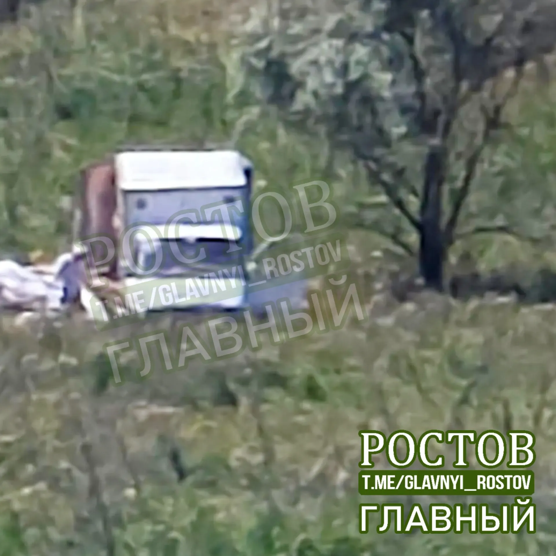 Жители сообщают, что в поле и у Гребного канала рядом с жилым комплексом систематически выбрасывают строительные и другие отходы на территории, которая считается акваторией и санитарной зоной.
