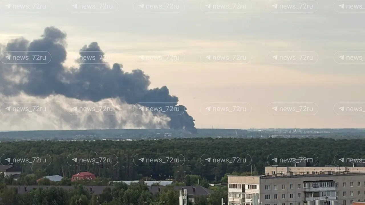 Жители сообщают о черном дыме в разных районах города. Пожар на открытой территории в селе Яр — горят шины, на месте работают сотрудники МЧС.