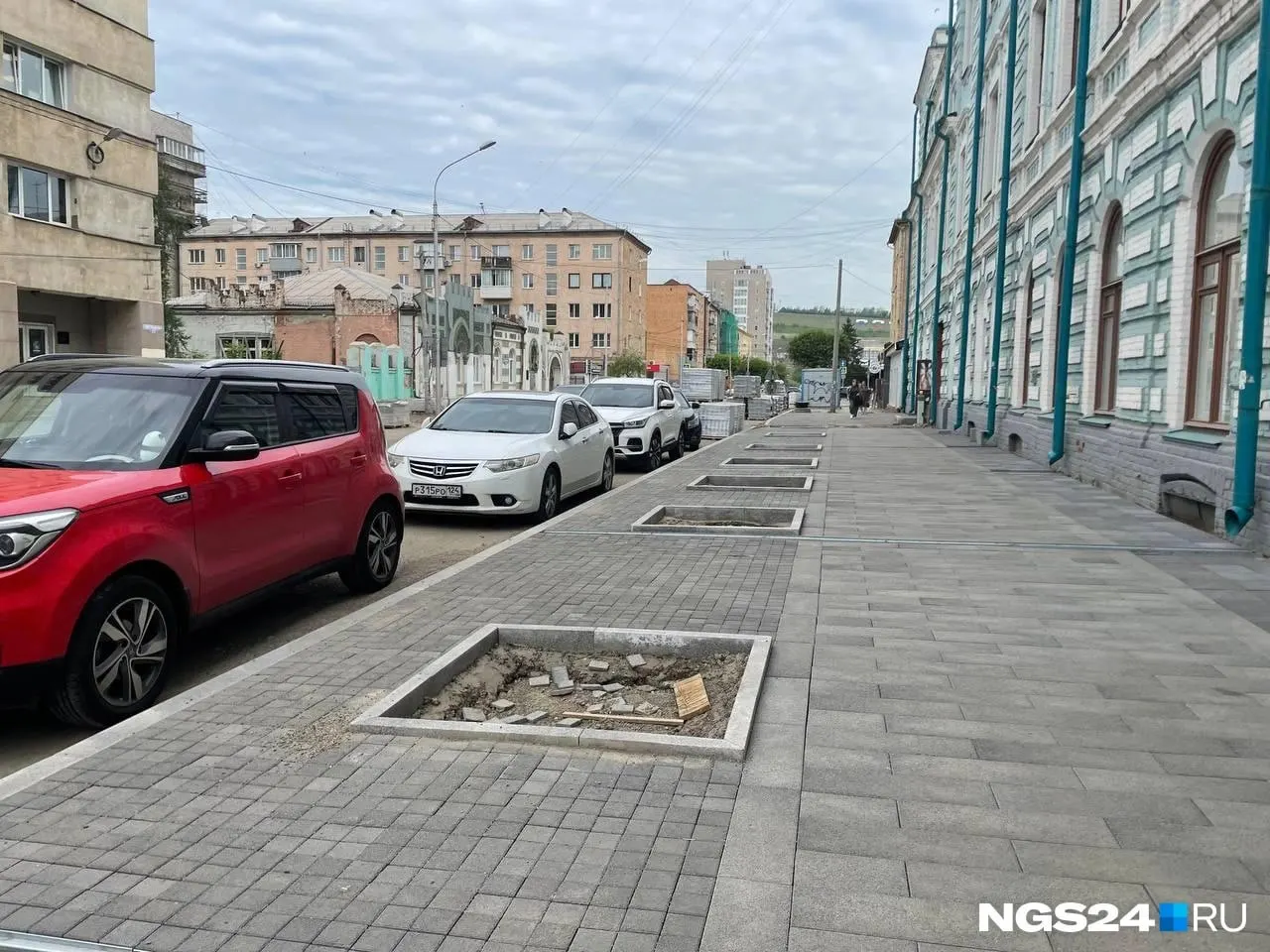 На улице Кирова подготовили площадки для посадки на уплотнённом гравии с бетонным обрамлением корневых зон — при таких условиях саженцы будут испытывать дефицит воды, воздуха и питательных веществ и могут погибнуть.