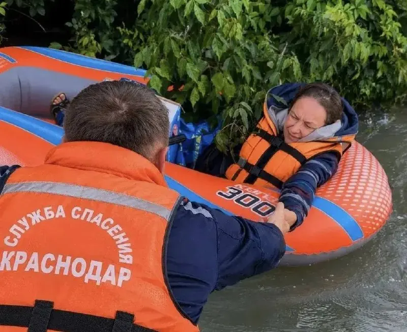 Купание в Кубани в черте Краснодара официально запрещено из‑за несоответствия воды санитарным нормам. С начала года спасатели вытащили из акватории 12 человек, трое — дети; в городе работают четыре сезонных водно‑спасательных поста.